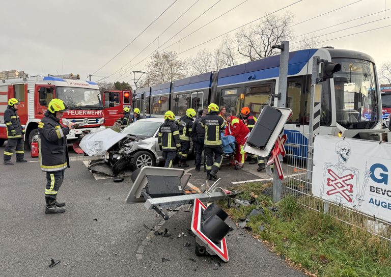20251203_Verkehrsunfall WLB Bahnübergang Tribuswinkel Bahngasse