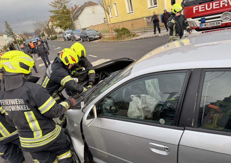 20251203_Verkehrsunfall WLB Bahnübergang Tribuswinkel Bahngasse
