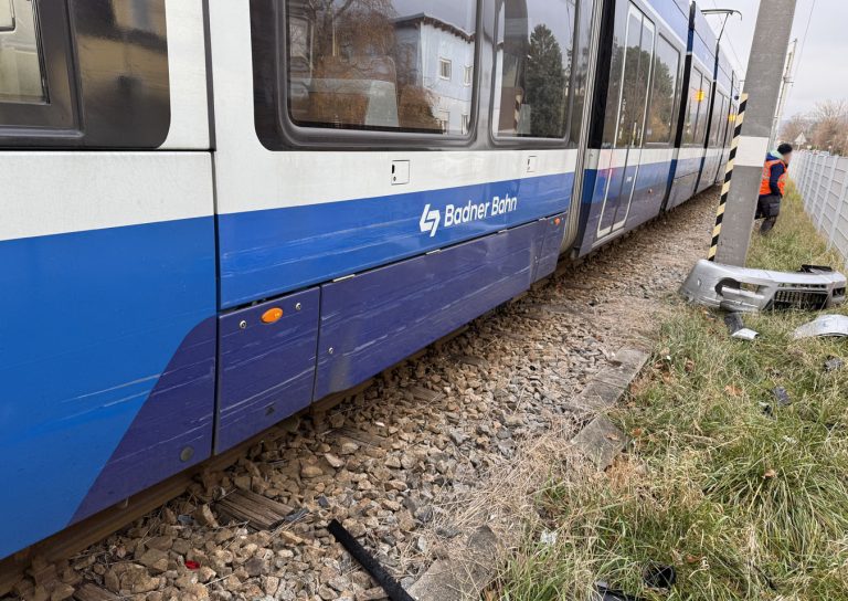 20251203_Verkehrsunfall WLB Bahnübergang Tribuswinkel Bahngasse
