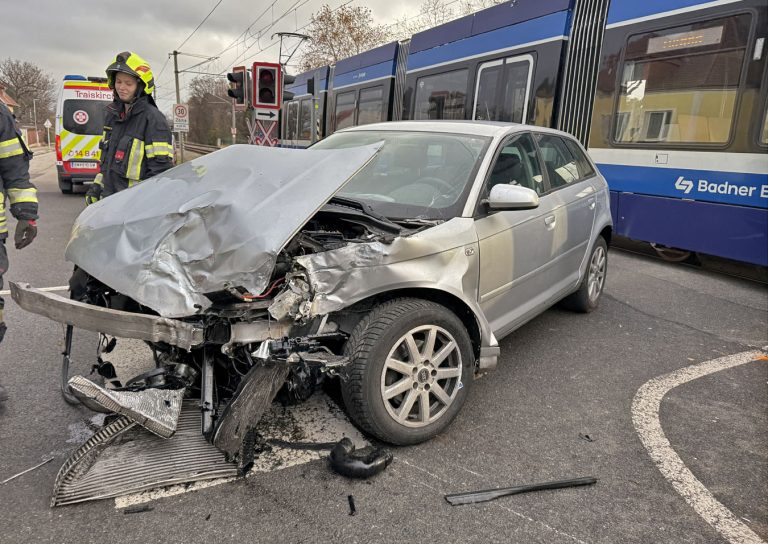 20251203_Verkehrsunfall WLB Bahnübergang Tribuswinkel Bahngasse