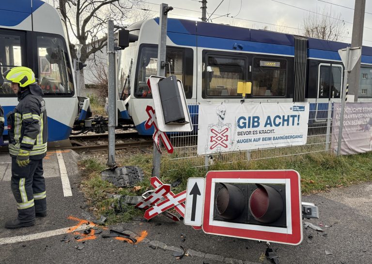 20251203_Verkehrsunfall WLB Bahnübergang Tribuswinkel Bahngasse