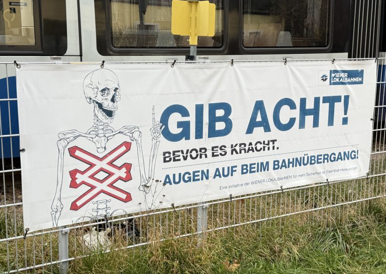 20251203_Verkehrsunfall WLB Bahnübergang Tribuswinkel Bahngasse