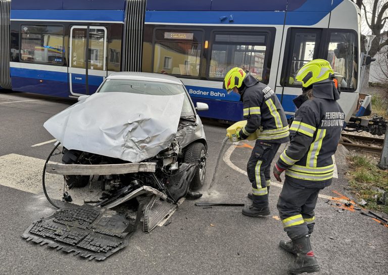 20251203_Verkehrsunfall WLB Bahnübergang Tribuswinkel Bahngasse