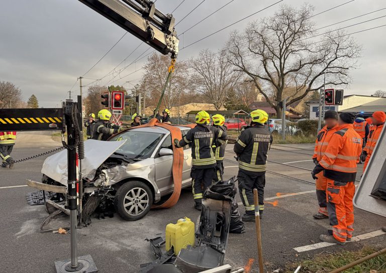 20251203_Verkehrsunfall WLB Bahnübergang Tribuswinkel Bahngasse