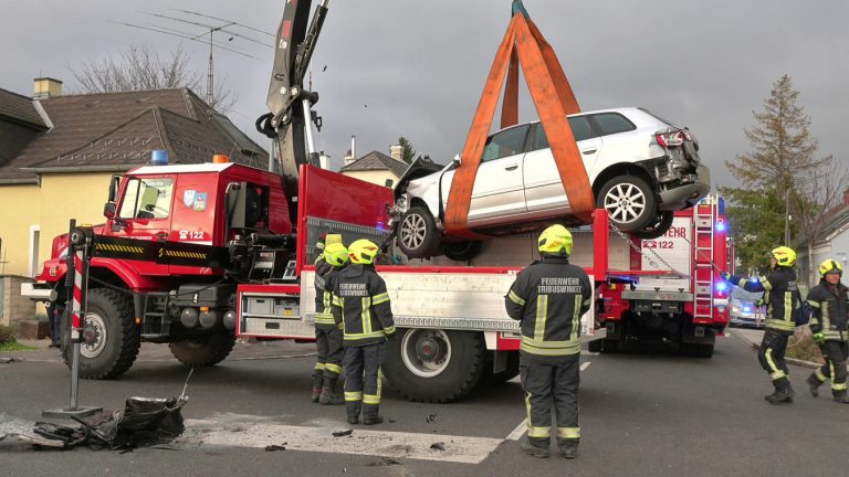 20251203_Verkehrsunfall WLB Bahnübergang Tribuswinkel Bahngasse