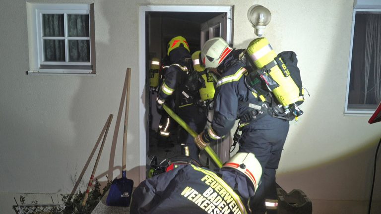 20260128_Brand in einer Wohnung in Baden Ortsteil Weikersdorf N