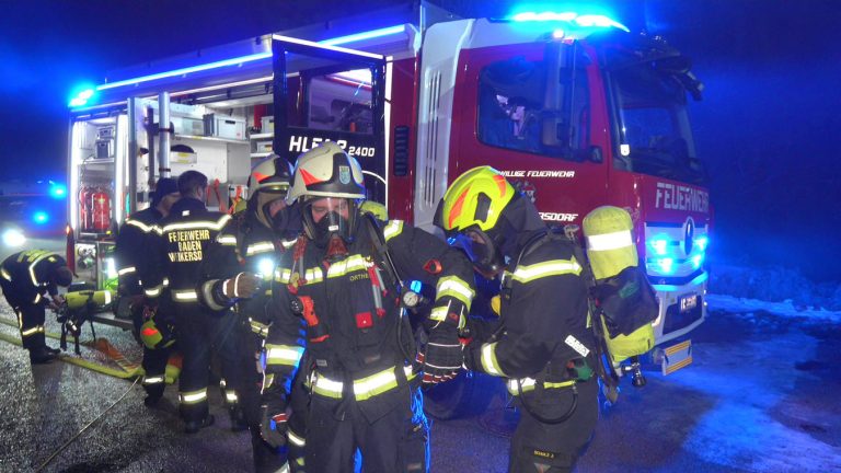 20260128_Brand in einer Wohnung in Baden Ortsteil Weikersdorf N