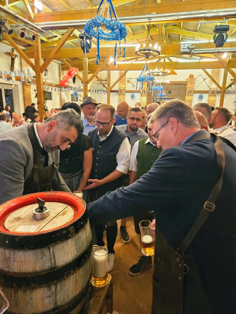 61_12.10.2026 - Oktoberfest 2026 BILD Bierausgabe