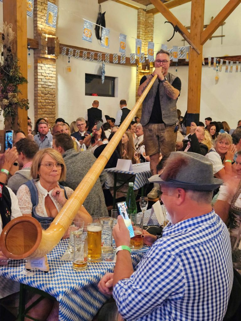 61_12.10.2026 - Oktoberfest 2026 BILD Horn am Tisch
