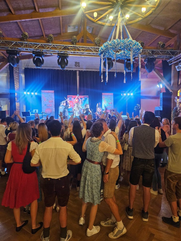 61_12.10.2026 - Oktoberfest 2026 BILD Tanzfläche hinten