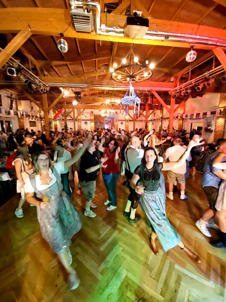 61_12.10.2026 - Oktoberfest 2026 BILD Tanzfläche vorne