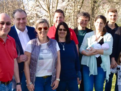 PÖ-Team bei der Plauderei (von links nach rechts): PROGE NÖ Vorsitzender Roman Gössinger, Bgm. Abg. z. NR Andreas Kollross, GR Mag. Andrea Michi Baier, Ortsparteivorsitzender EGR Markus Artmann, GR Christine Varga, GGR Sabina Stock, GGR Mag. Kerstin Bieringer (mit Katharina), GR David Majcen, Vbgm. Mag. Claudia Jahn (mit Paula)