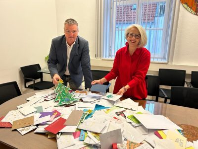 105_28.11.2023 - Bürgermeister LAbg. Wolfgang Kocevar hilft in der Weihnachtswerkstatt Ebreichsdorf BILD