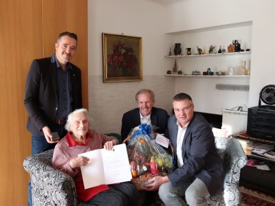 106_28.11.2023 - Bürgermeister LAbg. Wolfgang Kocevar gratuliert 100-jährigen Bürgerin Gruppen BILD