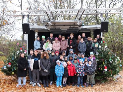 109_01.12.2023 - Christbaumschmücken für Adventzauber mit Hans-Hofer Schulkinder BILD 85 39