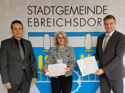 Bild 1(v.l.n.r.): Rudi Jursitzky (Komponist), Ursula Palfy (Stadtmarketing Ebreichsdorf), Bgm. Wolfgang Kocevar