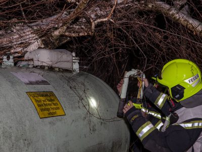 20151201 Baum fällt auf Flüssiggastank in Baden Leesdorf