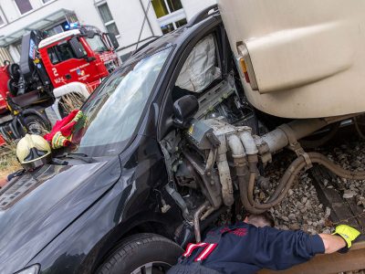 20160617 Pkw von Badner Bahn bei Bahnübergang in Traiskirchen e