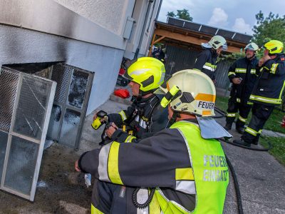 20160625 Kellerbrand in Mehrparteinwohnhaus in Blumau-Neurisshof