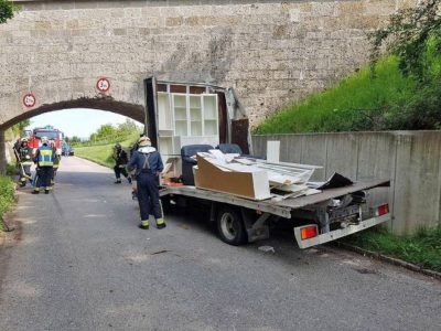 20170523 Klein Lkw prallt gegen Unterführung in Pfaffstätten B