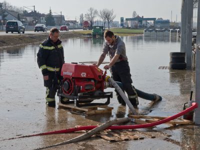 20200217 Mehrtägige Pumparbeiten nach Rohrbruch in Möllersdorf