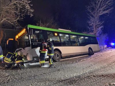 20220120 Linienbus Bergung auf der L130 bei Heiligenkreuz Bezirk