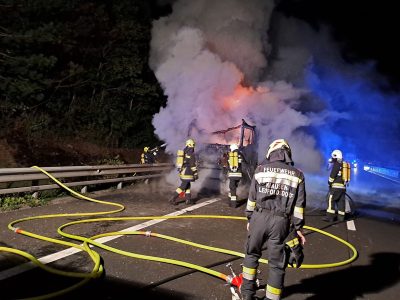 20220906 LKW Sattelzug Brand auf der A21 zwischen Alland und May
