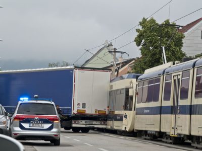 20240521 LKW Sattelzug touchiert Badner Bahn in Baden NÖ