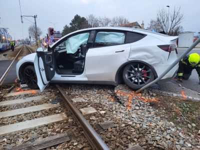 20250218_Verkehrsunfall Tesla gegen Badner Bahn auf WLB Bahnübe