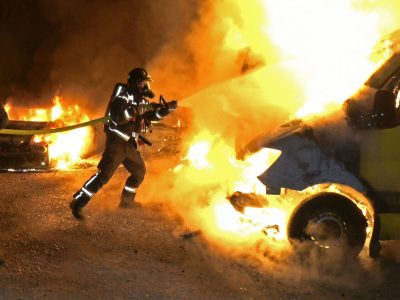 20260404_Mehrere Fahrzeuge brennen auf einem Firmenareal in Trai