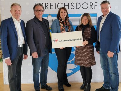 22_18.04.2023 - Familinefreundliche Gemeinde Zeritifierzierung BILD mit ffg Tafel
