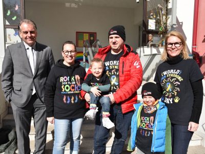 Die beiden Bürgermeister Natascha Matousek und Andreas Kollross mit Elke und Richard Kirchner mit Sohn Marlon und seinem Bruder Leonhard.