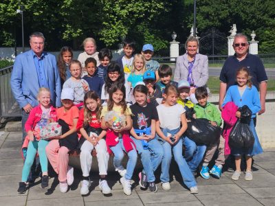 51_06.06.2025 - Volkschüler Ebreichsdorf übergeben Plastikstöpsel für guten Zweck BILD