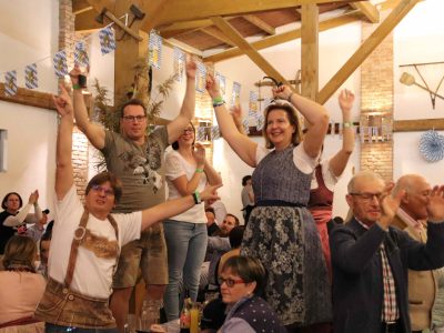 89_15.10.2024 - Oktoberfest 2024 BILD auf Bänken tanze nd (5483)