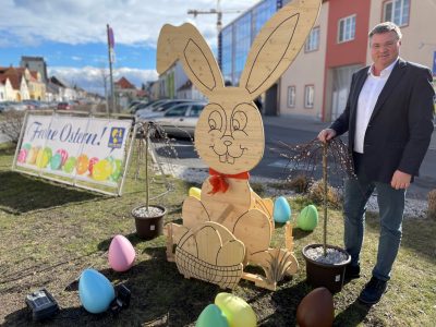 Bild_Osterhase_grüßt_am_Hauptplatz_Ebreichsdorf