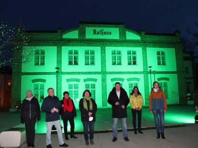 Bild_Rathaus_grüne_Beleuchtung_mit Funktionären