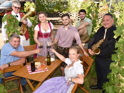 Im Bild Michael Schiefert, Thomas Steiner, Lisa Wallner, Marcel Baeckert, Andreas Wilfling, Leopold Fuhrmann und Theresia Kainz