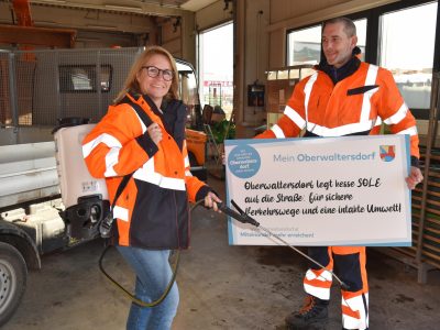 Im Bild Bürgermeisterin Natascha Matousek mit Bauhofchef Michael Tod