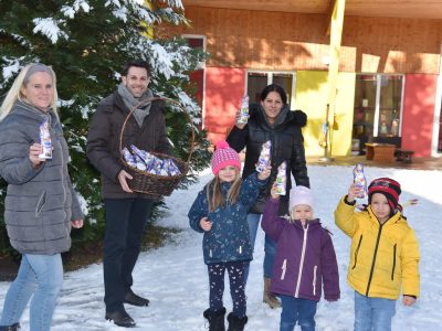 Kindergarten Blumau – Bürgermeister René Klimes, Birgit Zadrazil und Ines Polzer mit Elisa, Mia und Florian.