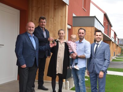 Bürgermeister René Klimes und LAbg. Josef Balber mit Yvonne Kazianka und Patrick Graf mit der kleinen Alica und DI Michael Groll (SGN Vorstandsobmann-Stellvertreter).