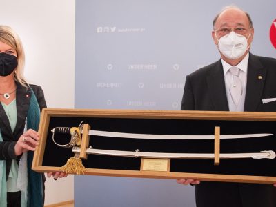 Ehrung Otto Pendl duch FBM Tanner  am 22 02 2021 im BMLV