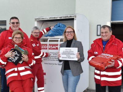 GGR Berndt Gössinger als Mitglied der Bezirksstellenleitung, RK-Bezirksstellen-Obmann Stv. Corina Kornherr, Bezirksstellen-Geschäftsführer Manfred Lang, Bürgermeisterin Natascha Matousek und RK-Oberwaltersdorf Dienststellenleiter Franz Marx. 