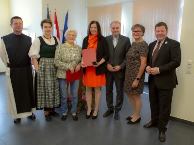 Pater Pio (Laudator), Eleonore Märzweiler (Ehrennadel), Anneliese Feucht (Ehrennadel), Vbgm. a. D. Mag. Claudia Jahn (Ehrenring), Bgm. Abg. z. NR Andreas Kollross (ganz rechts), Vbgm. Sabina Stock und GGR Markus Artmann (Laudator) (von links nach rechts)