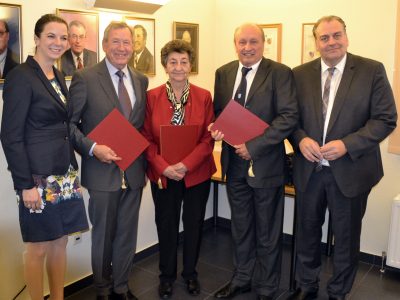 Bgm. Abg. z. NR Andreas Kollross (ganz rechts) und Vbgm. Mag. Claudia Jahn (ganz links) zeichneten Erich Wild, Helga Kopfer und Kurt Zidercis (von links nach rechts) mit der Ehrennadel aus.