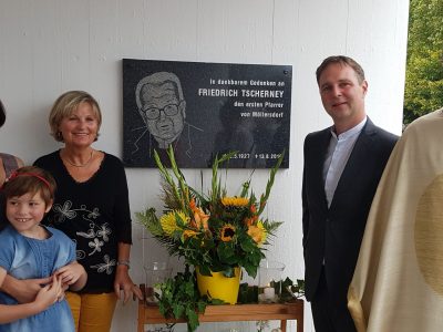 v.l.n.r.: Bildhauerin Ursula Weissbacher mit ihren Kindern, stellv. Vorsitzende des Pfarrgemeinderats Helma Pinisch, Bgm. Andreas Babler, Pfarrmoderator Jochen Maria Häusler