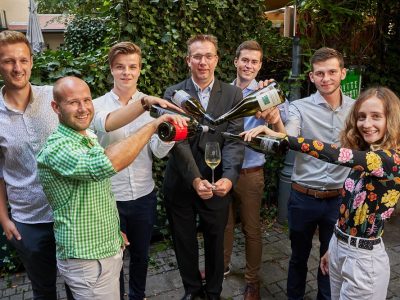 Gruppenfoto Flaschen_mit JürgenGeyer_SQTrophy2021