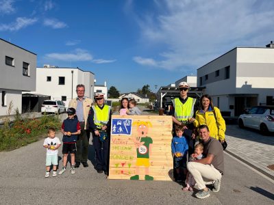 Gruppenfoto mit Schild
