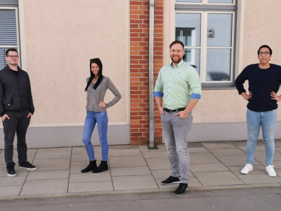 Auf dem Bild v.l.n.r. Lukas Neumüller (NEOS), Katharina Riegler (NEOS), Andreas Goldberg (Bildungsgemeinderat NEOS) und Mo Golyar (NEOS)
