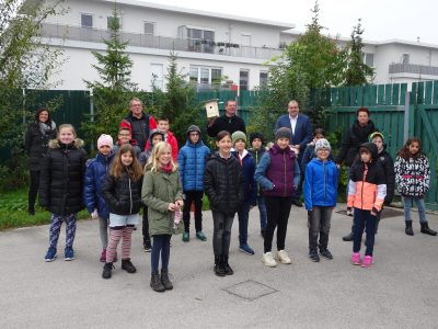 Dipl. Päd. Manuela Fröhling, Gemeindearbeiter Karl Dicker, Pater Pio, Abg. z. NR Bgm. Andreas Kollross und Schulleiterin Alexandra Kropf (hintere Reihe von links nach rechts) freuen sich gemeinsam mit der Klasse 4a über deren wichtigen Beitrag zum Erhalt der heimischen Vogelwelt. 