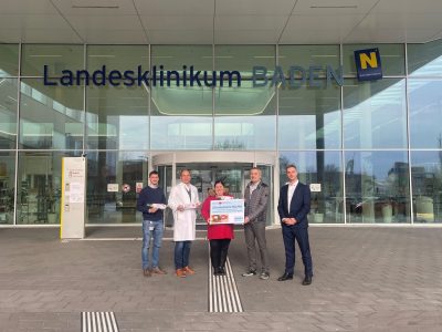 v.l.n.r. Lucas Herzog, Stv. Betriebsratsvorsitzender LK Baden; Stefan Gruber-Traint, Stv. Pflegedirektor; DGKP Petra Augustin, MSc, Pflegedirektorin; Peter Rohm, Schlaffass®dorf Thallern; Markus Kainz, Filialleiter Sparkasse
